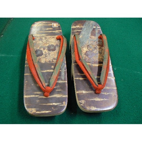 265 - PAIR OF GOOD QUALITY JAPANESE GEISHA PLATFORM SHOES (OKOBO) WITH LACQUERED DECORATION TO THE INSOLE.... 