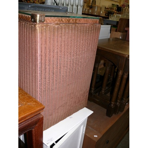 335 - LLOYD LOOM PINK WICKER BEDSIDE TABLE AND MATCHING LINEN BASKET.