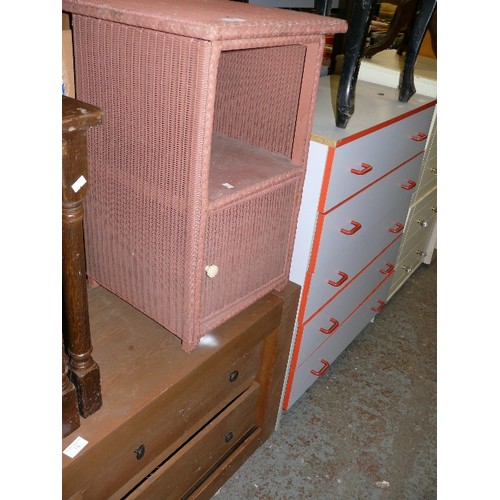 335 - LLOYD LOOM PINK WICKER BEDSIDE TABLE AND MATCHING LINEN BASKET.