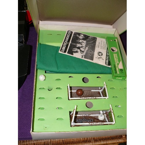 303 - VINTAGE BOXED SUBBUTEO TABLE SOCCER PART SET PLUS BOXED SUBBUTEO TOURNAMENT GOALS.