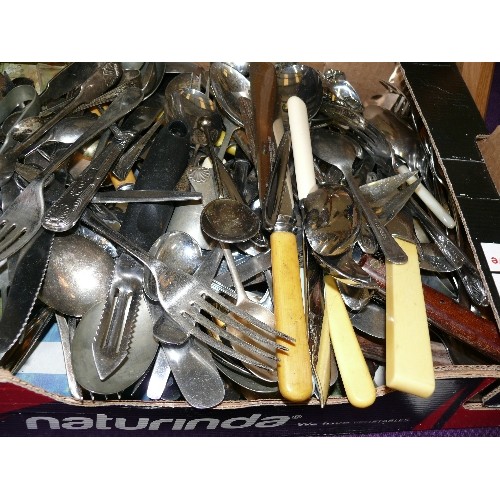 102 - LARGE COLLECTION OF MIXED VINTAGE CUTLERY