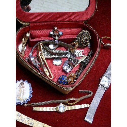 67 - JEWELLERY BOX WITH CONTENTS OF LADIES WATCHES AND BROOCHES.