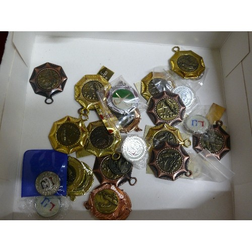 111 - COLLECTION OF VARIOUS GOLF MEDALS AND BADGES.