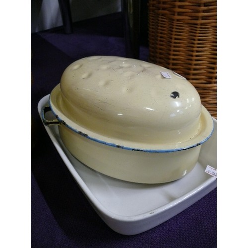 140 - VINTAGE ENAMEL ROASTING TIN PLUS LARGE CERAMIC OVEN DISH.