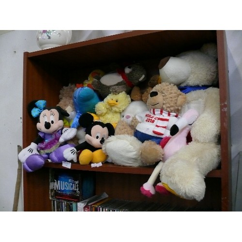 146 - LARGE COLLECTION OF CUDDLY TOYS INCLUDING DISNEY'S MINNIE AND MICKEY MOUSE.