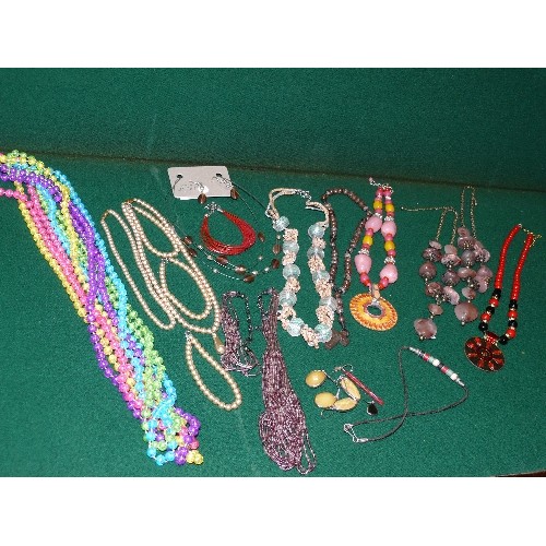 92 - TRAY OF VARIOUS COSTUME JEWELLERY, COLOURFUL BEADS ETC.