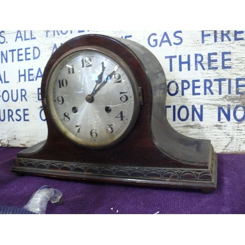 117 - A SLATE MANTLE CLOCK, A WOODEN NAPOLEON HAT MANTLE CLOCK AND A WALL CLOCK.