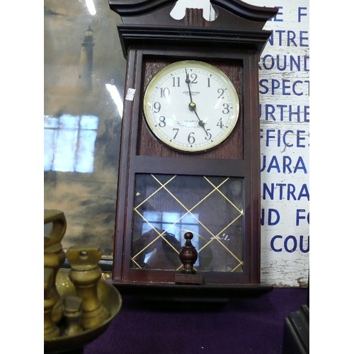 117 - A SLATE MANTLE CLOCK, A WOODEN NAPOLEON HAT MANTLE CLOCK AND A WALL CLOCK.