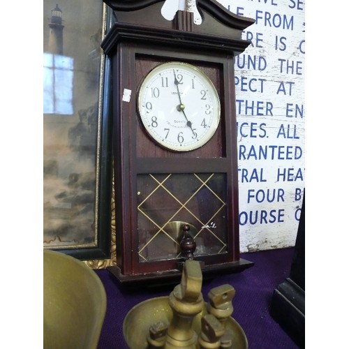 117 - A SLATE MANTLE CLOCK, A WOODEN NAPOLEON HAT MANTLE CLOCK AND A WALL CLOCK.