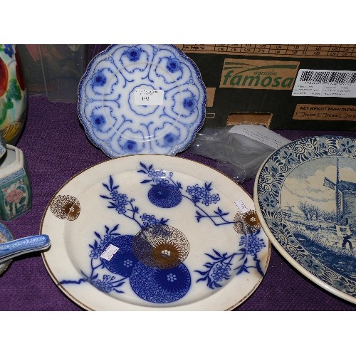 192 - LARGE COLLECTION OF VARIOUS VINTAGE AND COLLECTABLE CERAMICS INCLUDING ORIENTAL WARE.