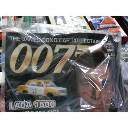 204 - LARGE QUANTITY (APPROXIMATELY 30) OF THE JAMES BOND CAR COLLECTION 007 MAGAZINES, WITH CARS, SEALED ... 