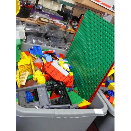 213 - LARGE BOX OF LEGO DUPLO BUILDING BLOCKS AND ACCESSORIES.