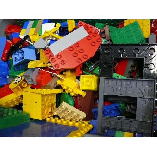 213 - LARGE BOX OF LEGO DUPLO BUILDING BLOCKS AND ACCESSORIES.