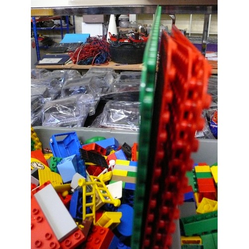 213 - LARGE BOX OF LEGO DUPLO BUILDING BLOCKS AND ACCESSORIES.