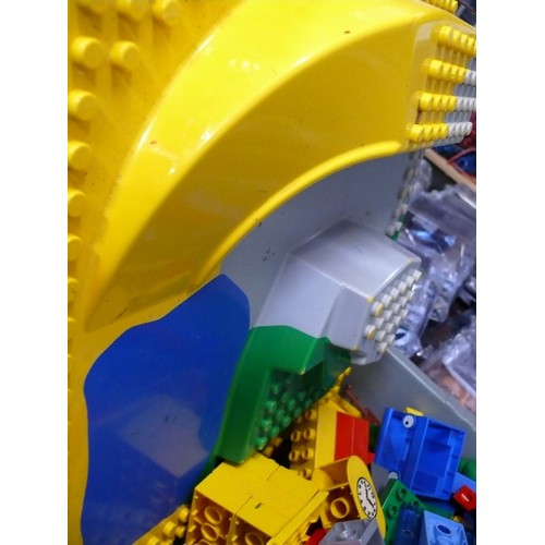 213 - LARGE BOX OF LEGO DUPLO BUILDING BLOCKS AND ACCESSORIES.