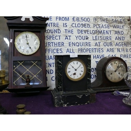 117 - A SLATE MANTLE CLOCK, A WOODEN NAPOLEON HAT MANTLE CLOCK AND A WALL CLOCK.