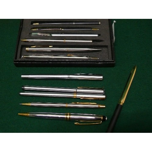 89E - A TRAY OF BALLPOINT PENS IN STEEL, BLACK AND GILT.