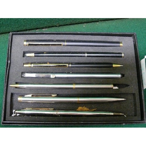 89E - A TRAY OF BALLPOINT PENS IN STEEL, BLACK AND GILT.