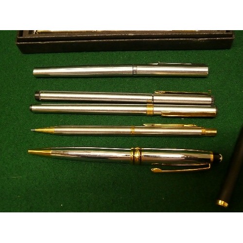 89E - A TRAY OF BALLPOINT PENS IN STEEL, BLACK AND GILT.