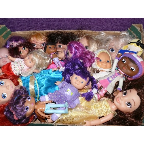 175 - LARGE BOX OF TOY DOLLS PLUS A SELECTION OF DOLLS KNITTED CLOTHING.