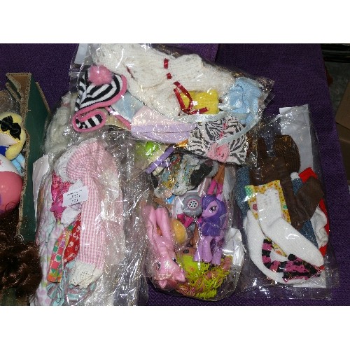 175 - LARGE BOX OF TOY DOLLS PLUS A SELECTION OF DOLLS KNITTED CLOTHING.