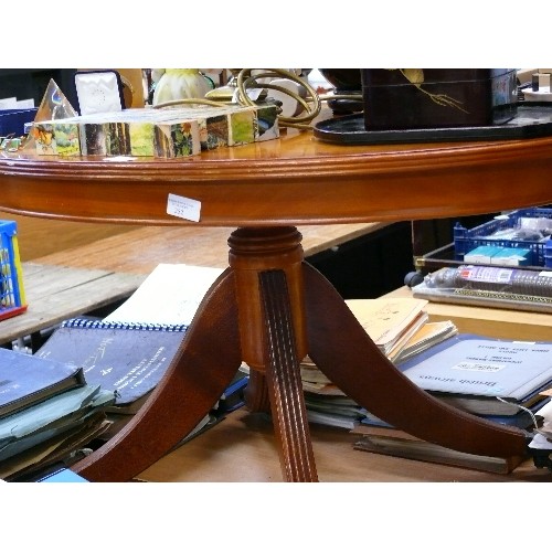 252 - OVAL COFFEE TABLE WITH CLAW FEET ON CASTORS.