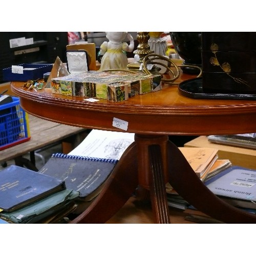 252 - OVAL COFFEE TABLE WITH CLAW FEET ON CASTORS.