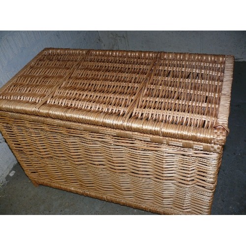 315 - MEDIUM SIZED WICKER STORAGE OTTOMAN