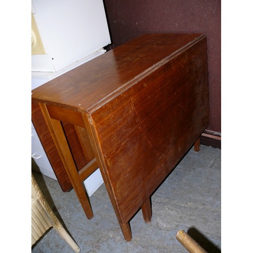 423 - DROP LEAF TABLE IN TEAK VENEER.