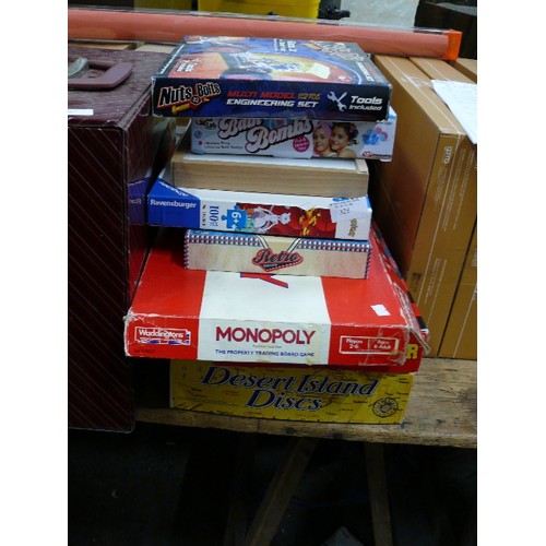 325 - SELECTION OF VINTAGE AND MODERN GAMES AND PUZZLES, MONOPOLY ETC.