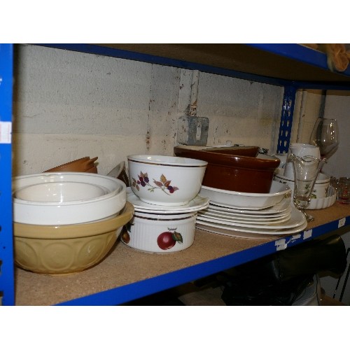 360 - SHELF OF MIXED KITCHEN /OVENWARE INCLUDING  PRICE POWELL STONEWARES, GRIPSTAND MIXING BOWL, BEAUTIFU... 