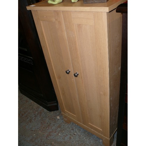 365 - OAK EFFECT STORAGE CUPBOARD WITH STORAGE COMPARTMENTS INSIDE.