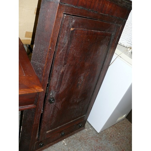 370 - LARGE GEORGIAN OAK VINTAGE CORNER CUPBOARD WITH INTERNAL SHELVES.