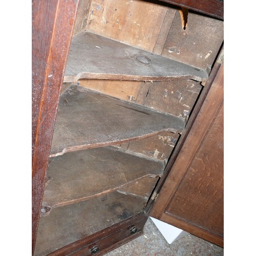 370 - LARGE GEORGIAN OAK VINTAGE CORNER CUPBOARD WITH INTERNAL SHELVES.