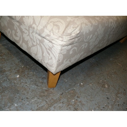 381 - CONTEMPORARY HALF CHAISE, UPHOLSTERED IN NEUTRAL TONES, AS NEW CONDITION.