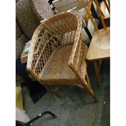 401 - WICKER CHAIR