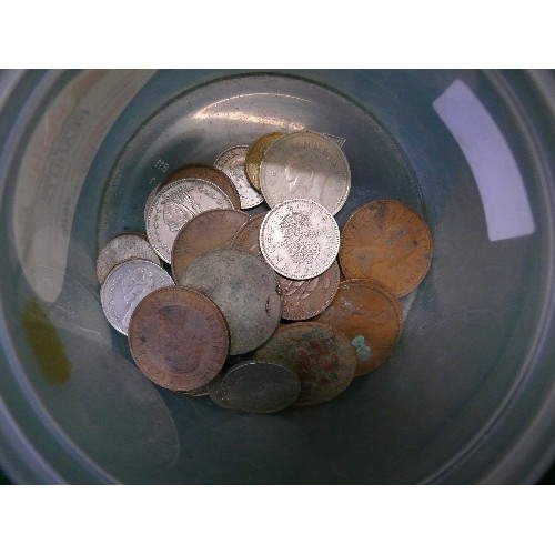 14 - ROYAL BRITISH ARM LINCOLNSHIRE REGIMENT - EGYPT WW2 CAP BADGE AND A QUANTITY OF MIXED COINS.