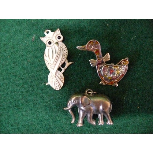 27 - SILVER METAL CIGARETTE CASE, OWL PENDANT, AN ELEHANT PENDANT AND A DUCK BROOCH.