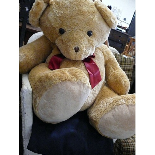 411 - VERY LARGE TEDDY BEAR