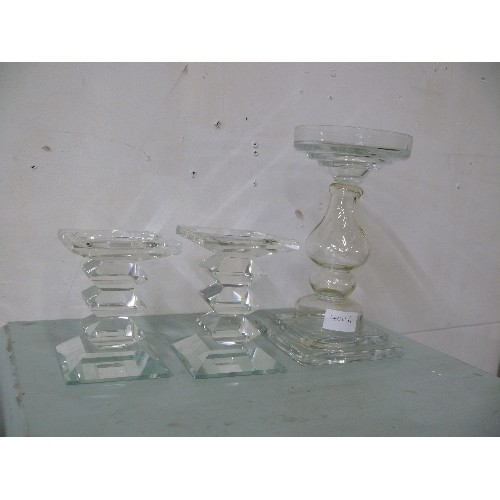 404A - PAIR OF GLASS CANDLE STICKS AND A LARGE PILLAR CANDLE HOLDER IN GLASS.