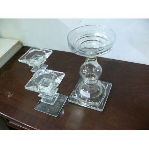 404A - PAIR OF GLASS CANDLE STICKS AND A LARGE PILLAR CANDLE HOLDER IN GLASS.