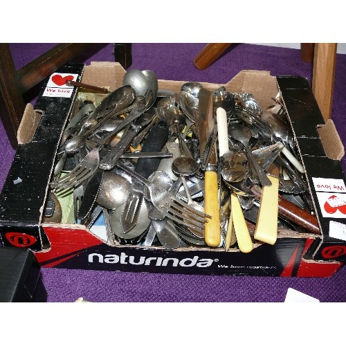 136 - LARGE COLLECTION OF MIXED VINTAGE CUTLERY.