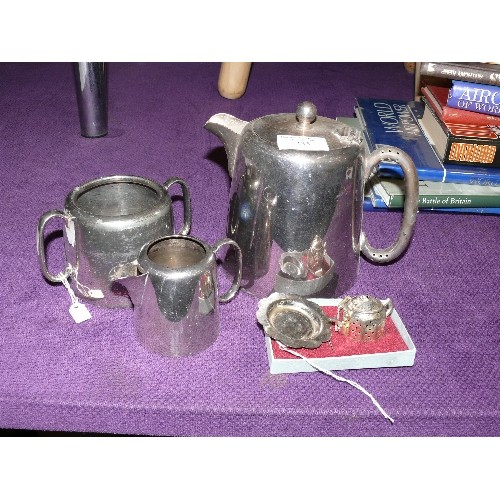 135 - A VINTAGE SILVER PLATED TEA SERVICE AND A MI-TEA INFUSER.