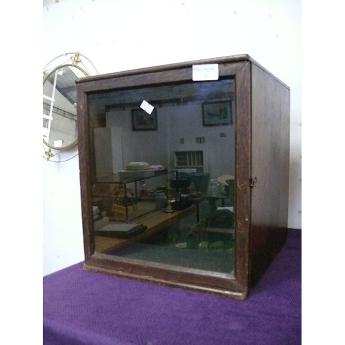 118 - SMALL WOODEN CUPBOARD WITH GLASS DOOR.