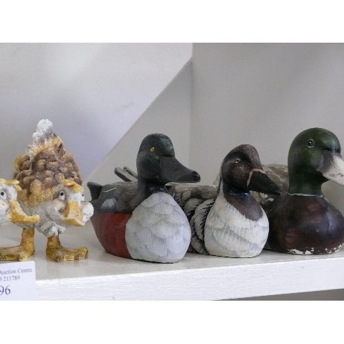 96 - A SELECTION OF BIRD ORNAMENTS TO INCLUDE AN ISLE OF ARRAN PUFFIN AND AN OWL AND A SONG THRUSH, BOTH ... 