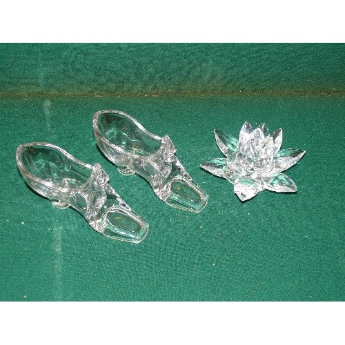 14 - A PAIR OF CRYSTAL GLASS SHOES AND A FLOWER CANDLESTICK.