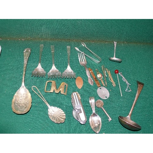 16 - COLLECTION OF MIXED SILVER PLATE AND METAL ITEMS.