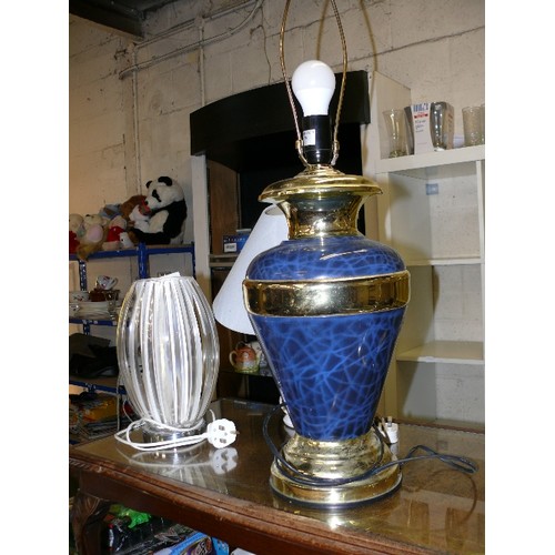 180 - A CERAMIC TABLE LAMP BY DENBY, A MODERN DECORATIVE TABLE LAMP AND A LARGE BLUE TABLE LAMP.