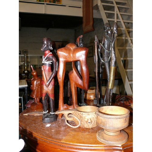 258 - LARGE COLLECTION OF CARVED AFRICAN TREEN FIGURES AND ORNAMENTS.