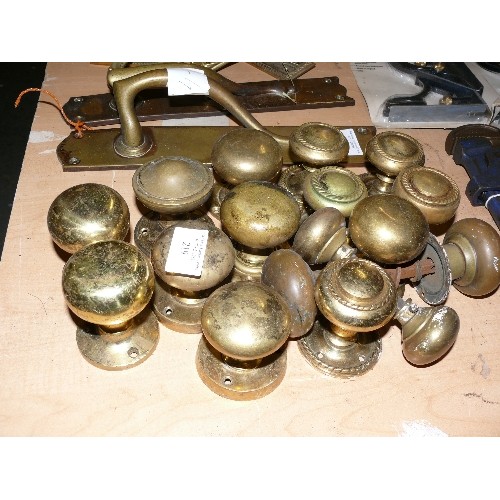 219 - QUANTITY OF VARIOUS DOOR BRASS KNOBS.